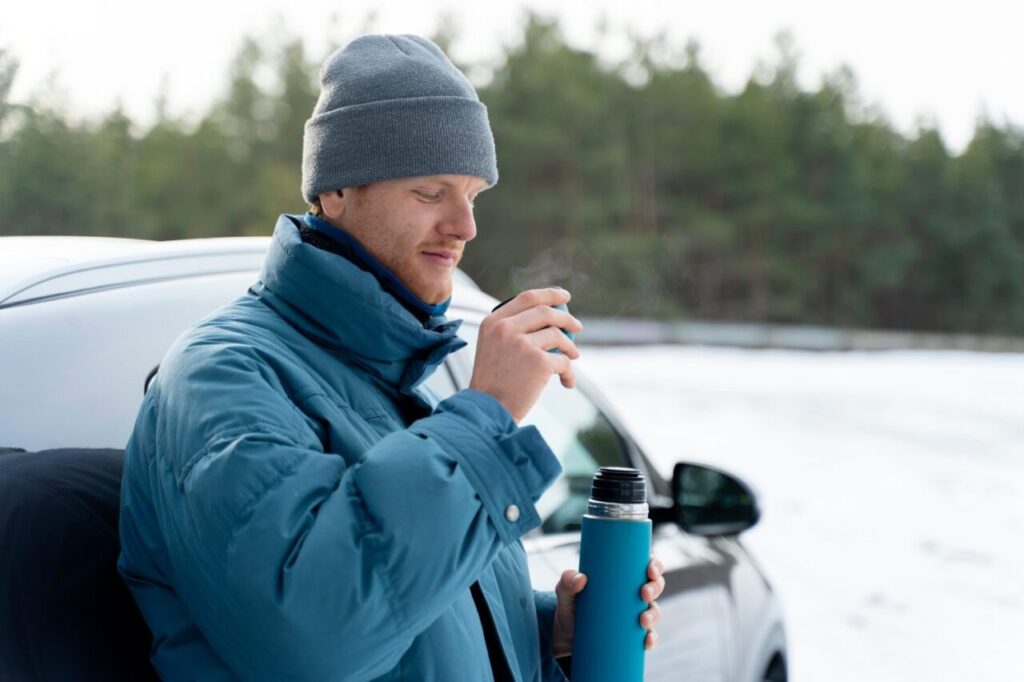 Conducteur essayant de démarrer une voiture par un matin froid.