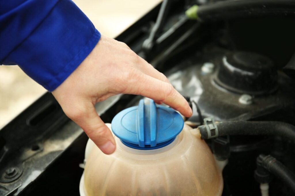 Ma Clio perd du liquide de refroidissement sans fuite : les contrôles à exiger